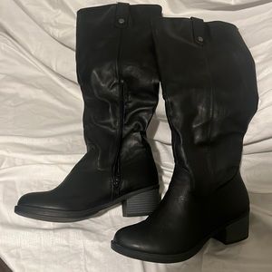 New without box Women's knee high boots
Rampage